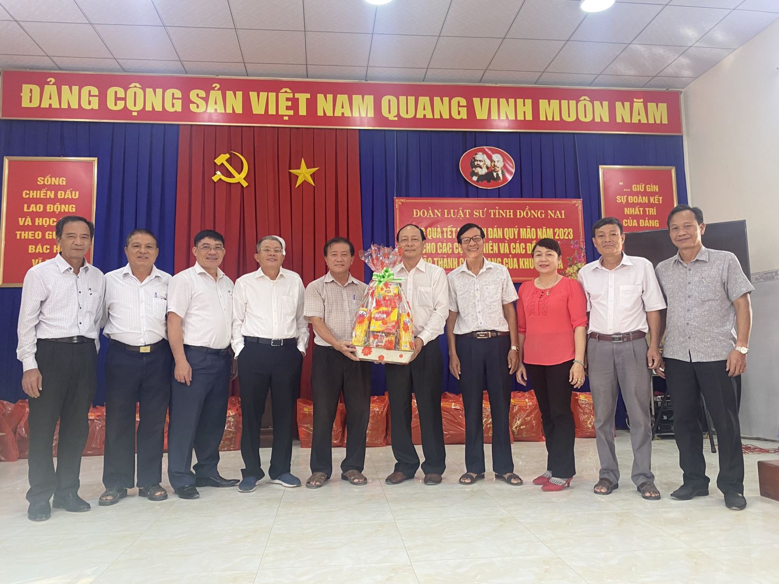 ĐOÀN LUẬT SƯ TỈNH ĐỒNG NAI TẶNG QUÀ TẾT NGUYÊN ĐÁN QUÝ MÃO 2023 CHO CÁC CỤ CAO NIÊN VÀ CÁC ĐỒNG CHÍ LÃO THÀNH CÁCH MẠNG